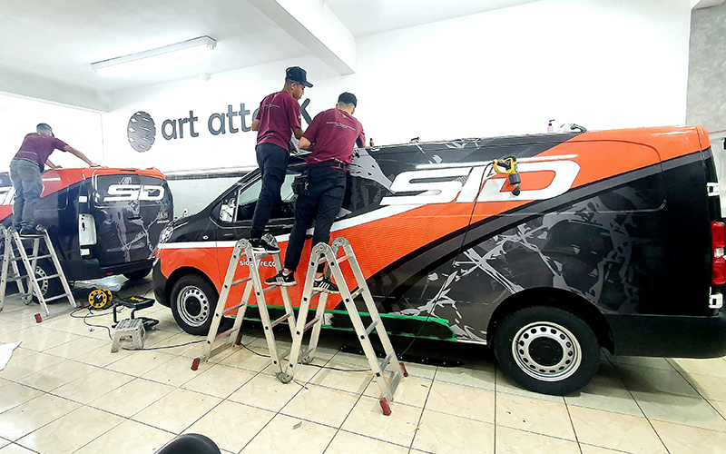 Equipe realizando envelopamento automotivo